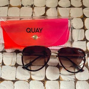 Quay high key mini sunglasses with case and lense cleaning cloth.